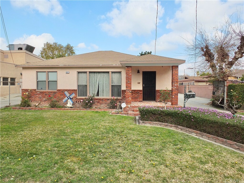 Property Photo: 10117 Palm Street CA 90706