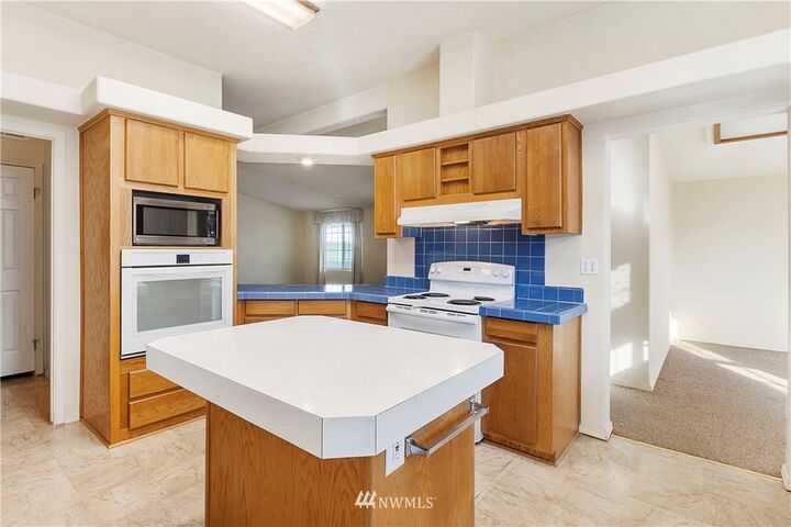 Property Photo:  11235 26 Avenue SW  WA 98146 