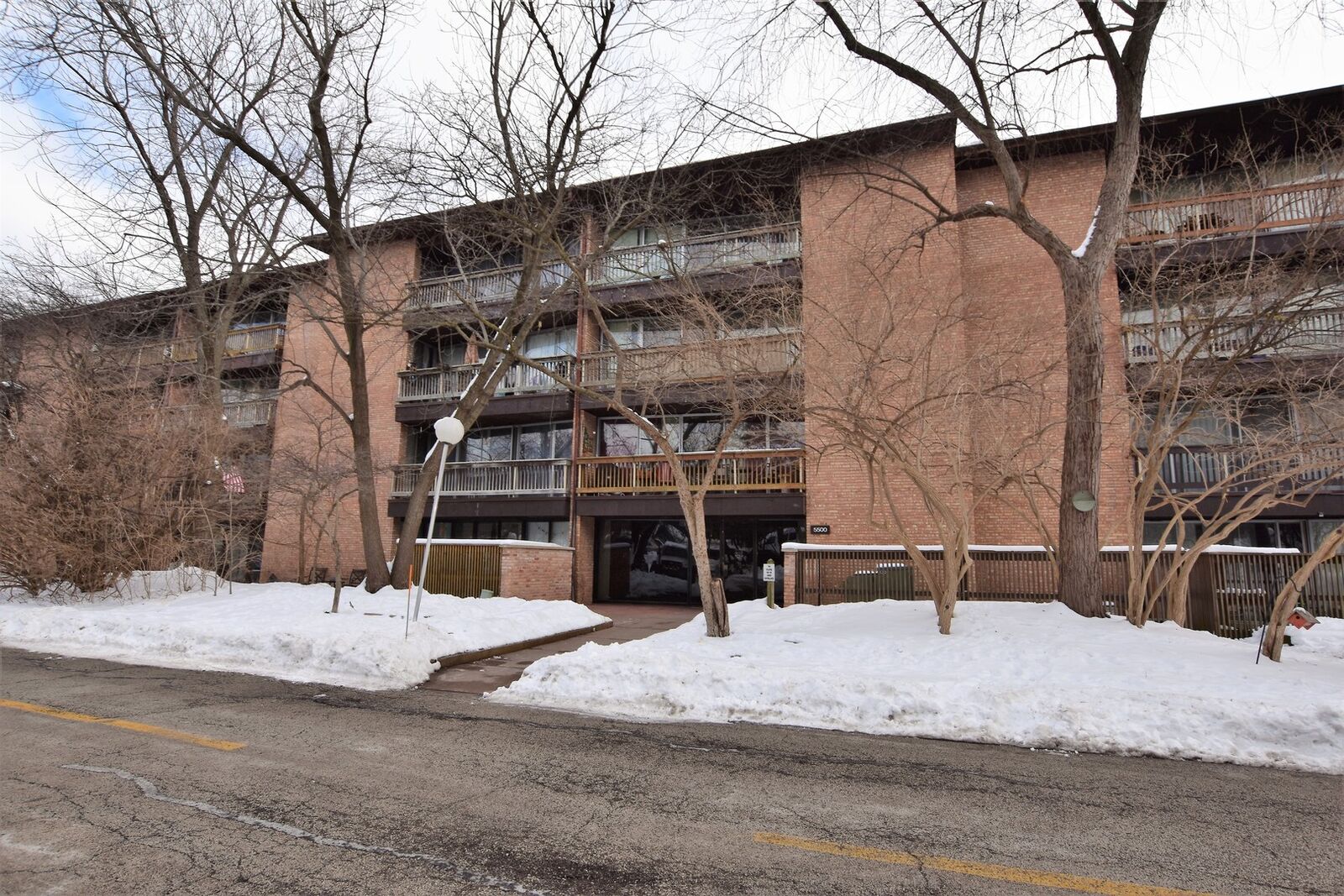 Property Photo: 5500 Hillcrest Lane 129-1H IL 60532