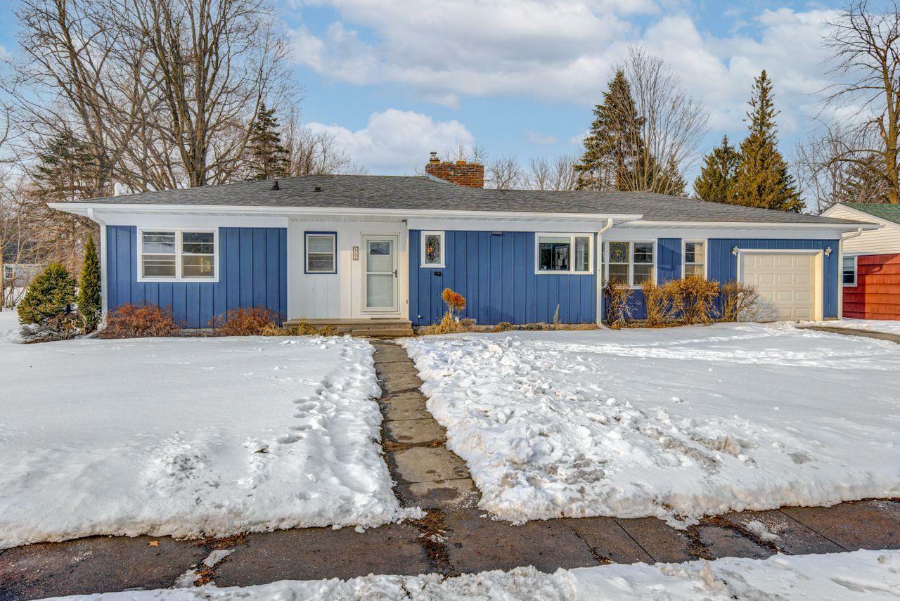 Property Photo:  442 W Warner Street  WI 54011 