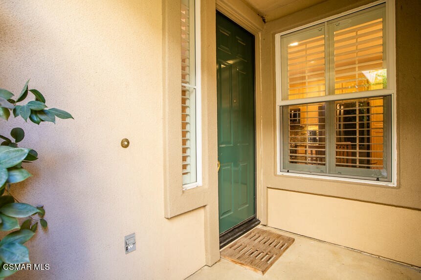 Property Photo:  572 Bannister Way C  CA 93065 