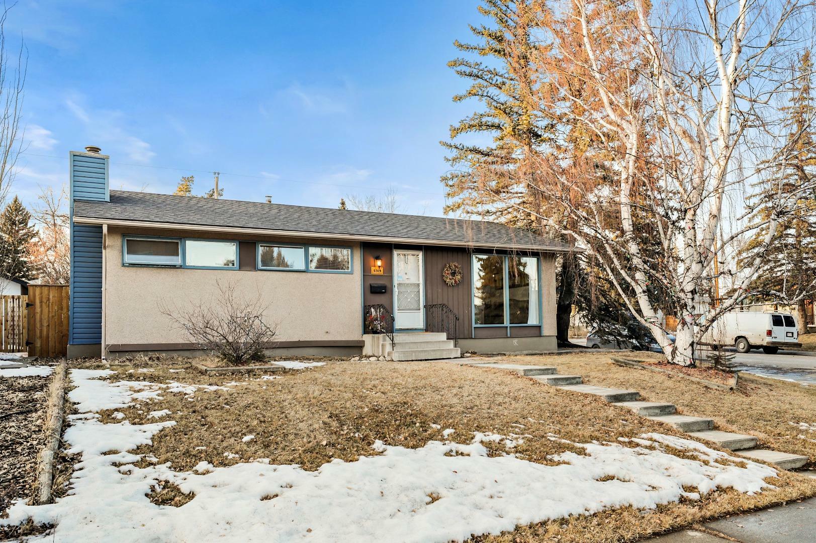 Property Photo: 5919 Londonderry Crescent SW AB T3E 5X7