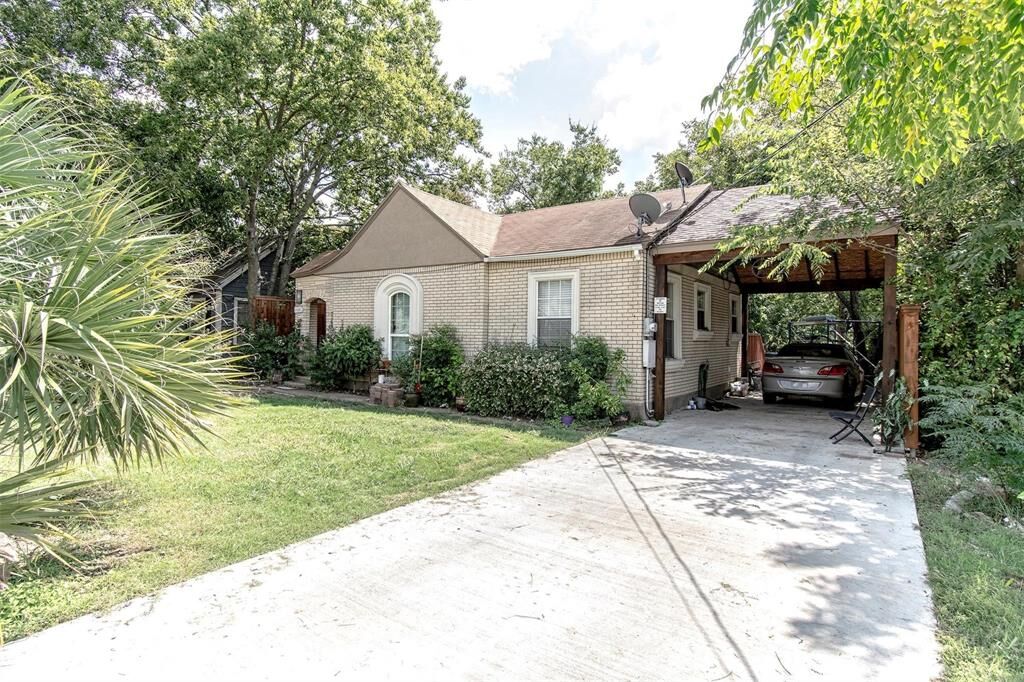 Property Photo: 1406 Marfa Avenue TX 75216