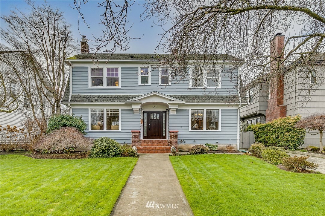 Property Photo:  910 Hoyt Avenue  WA 98201 