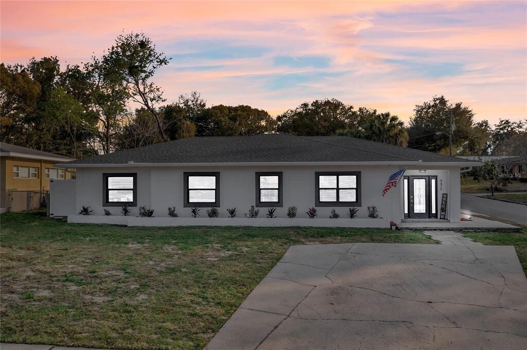 Property Photo:  991 W Montrose Street  FL 34711 