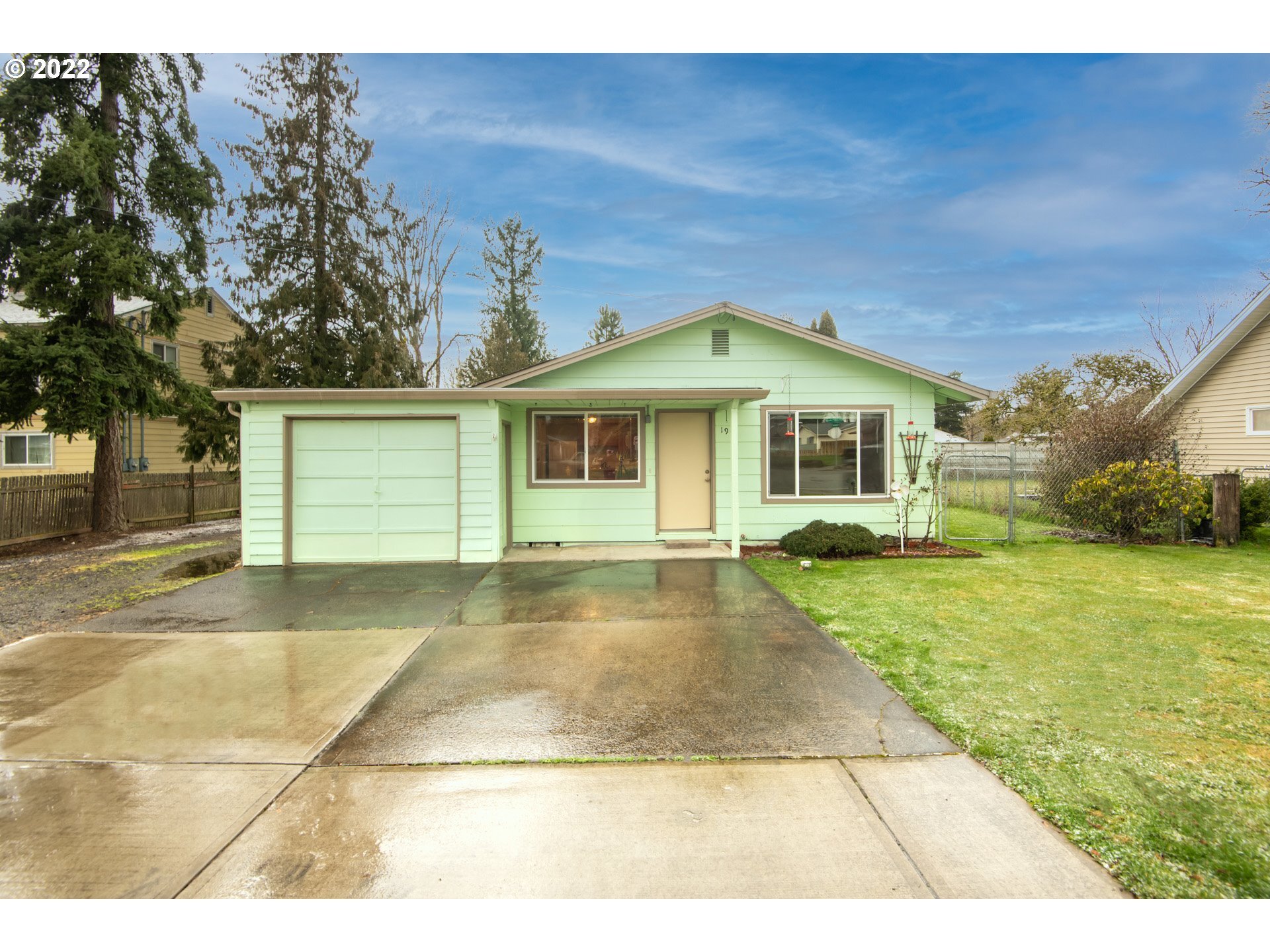 Property Photo:  199 NE 28th Ave  OR 97124 