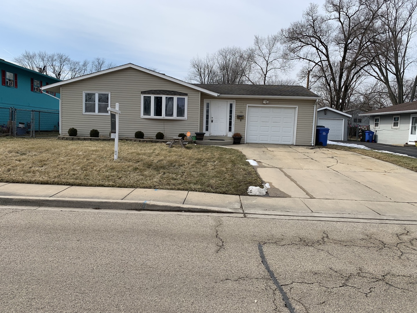 Property Photo: 816 Salem Lane IL 60110