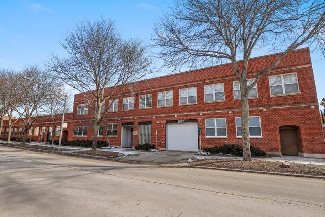 Property Photo: 5823 N Ravenswood Avenue 202 IL 60660