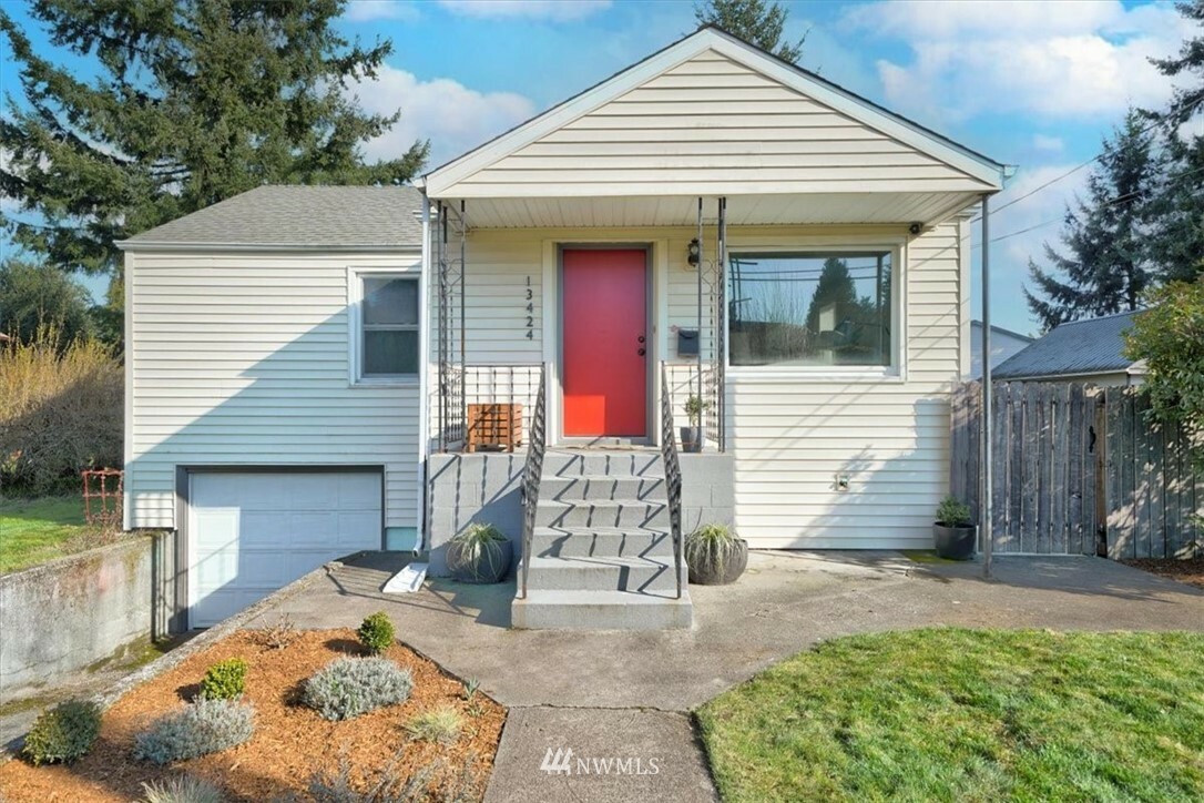 Property Photo:  13424 2nd Avenue SW  WA 98146 