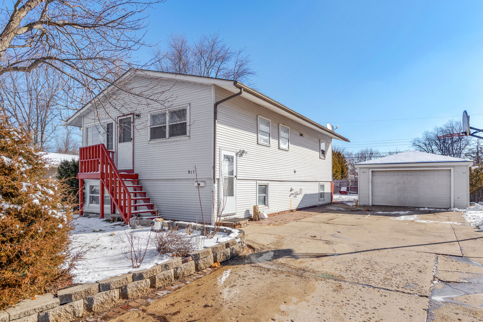 Property Photo: 817 Salem Lane IL 60110