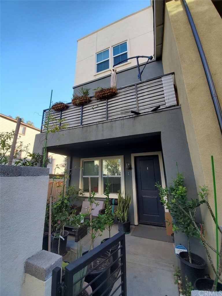 Property Photo:  1416 N Harbor Boulevard 1  CA 92703 