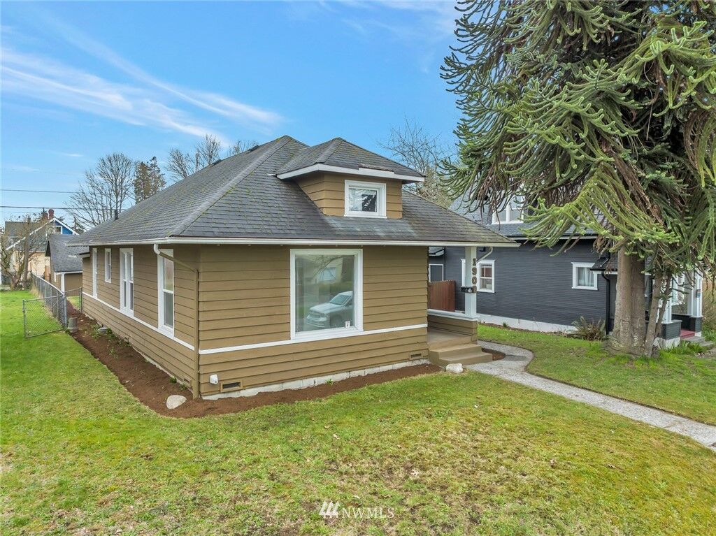 Property Photo:  1909  McDougall Avenue  WA 98201 