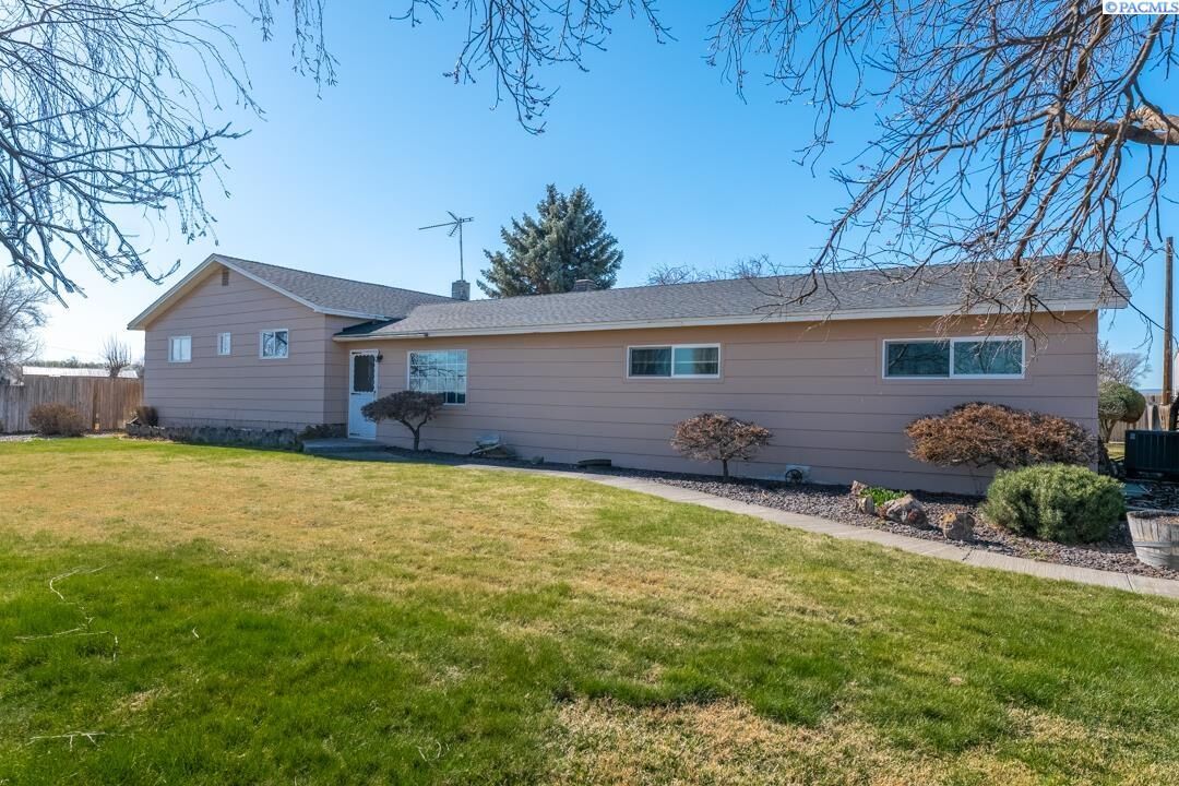 Property Photo:  691 Willowcrest Rd  WA 98944 