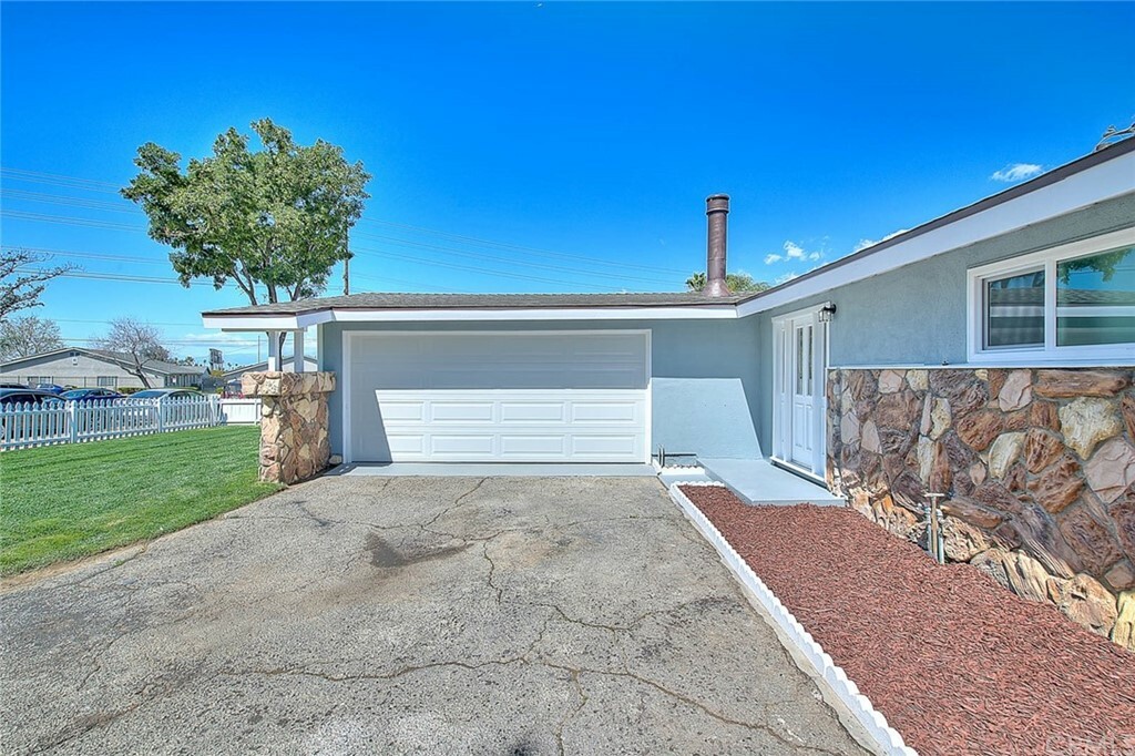 Property Photo:  8868 Amber Street  CA 92503 