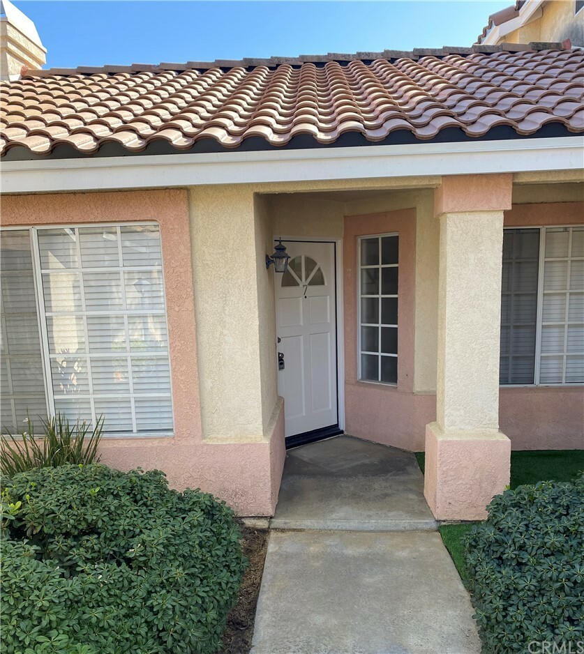 Property Photo: 1563 W Orangethorpe Apt 7 CA 92833-4550