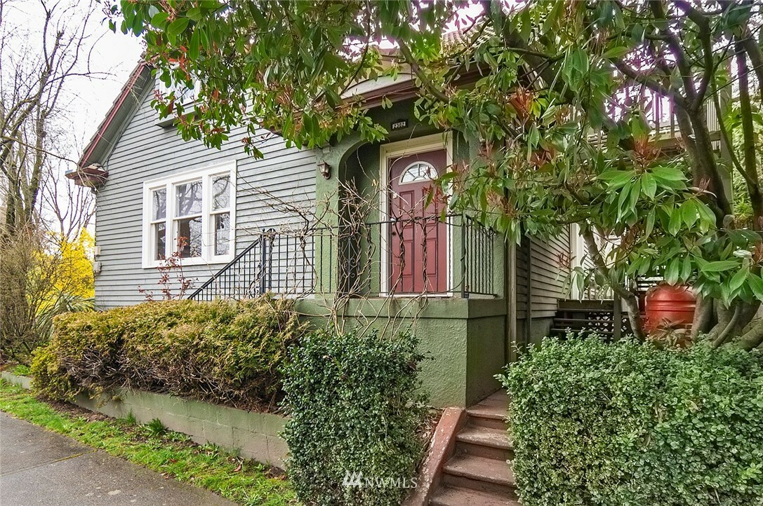 Property Photo:  2302 E Pine Street  WA 98122 