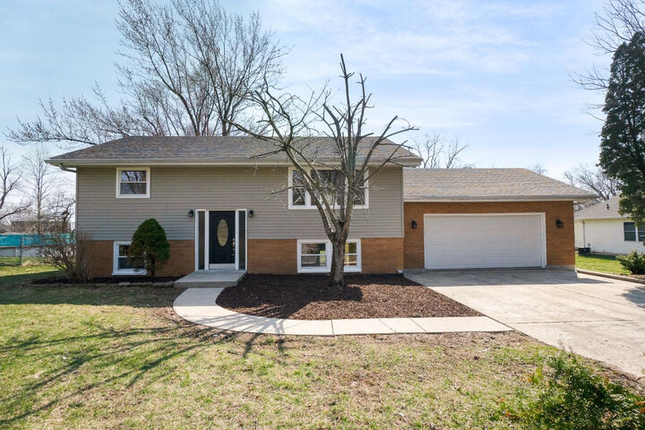 2004 Black Hawk Road  Valparaiso IN 46383 photo