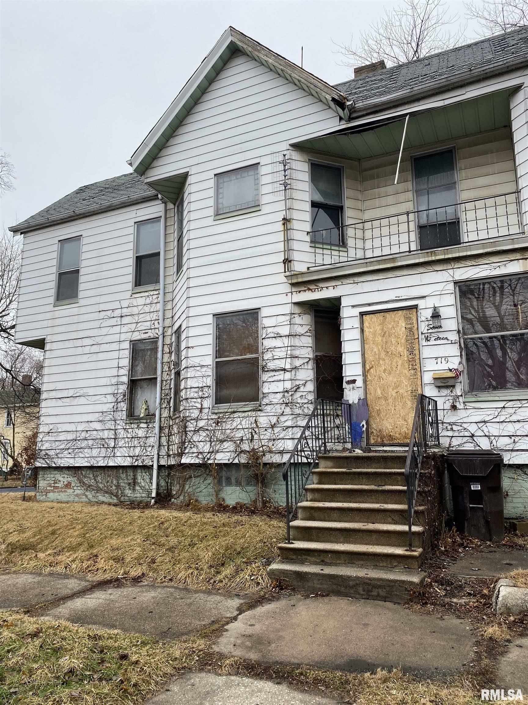 Property Photo:  719 W St James  IL 61606 