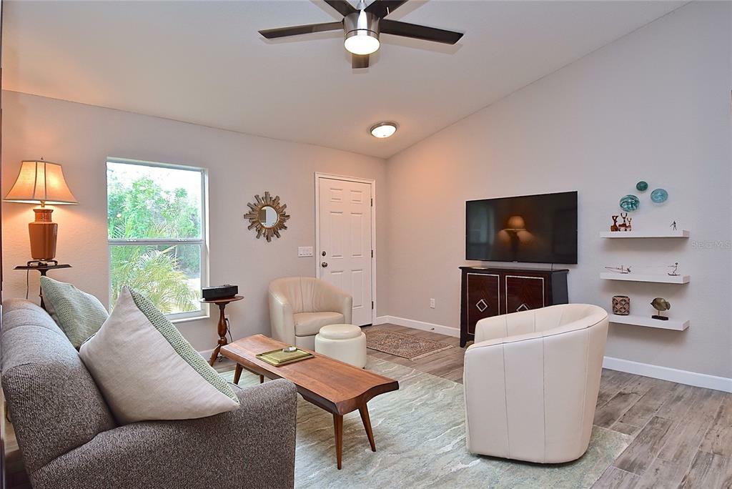 Property Photo: 968 Duquesne Road FL 34293