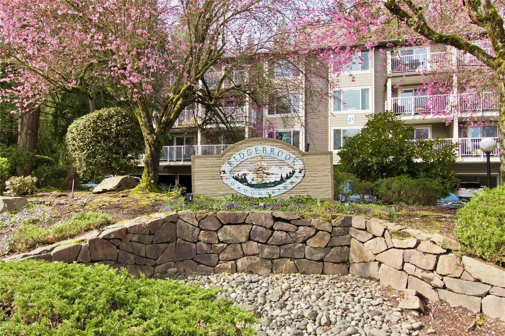 Property Photo:  210 Mountain Park Boulevard SW F302  WA 98027 