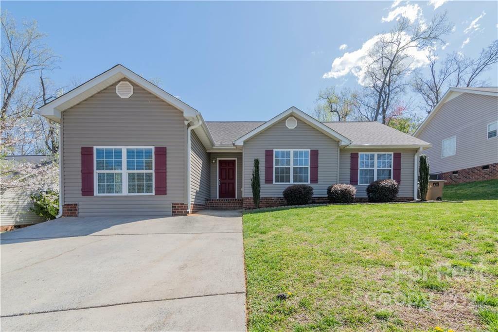 Property Photo:  1006 Raywood Court  NC 28104 