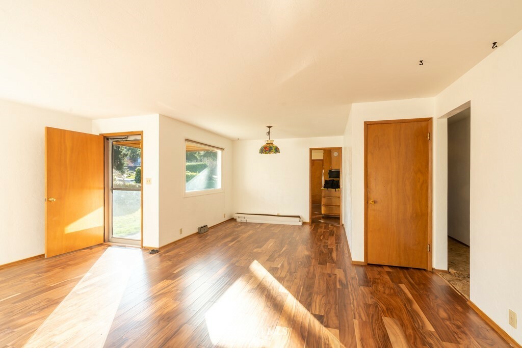 Property Photo:  18104 4th Avenue S  WA 98148 