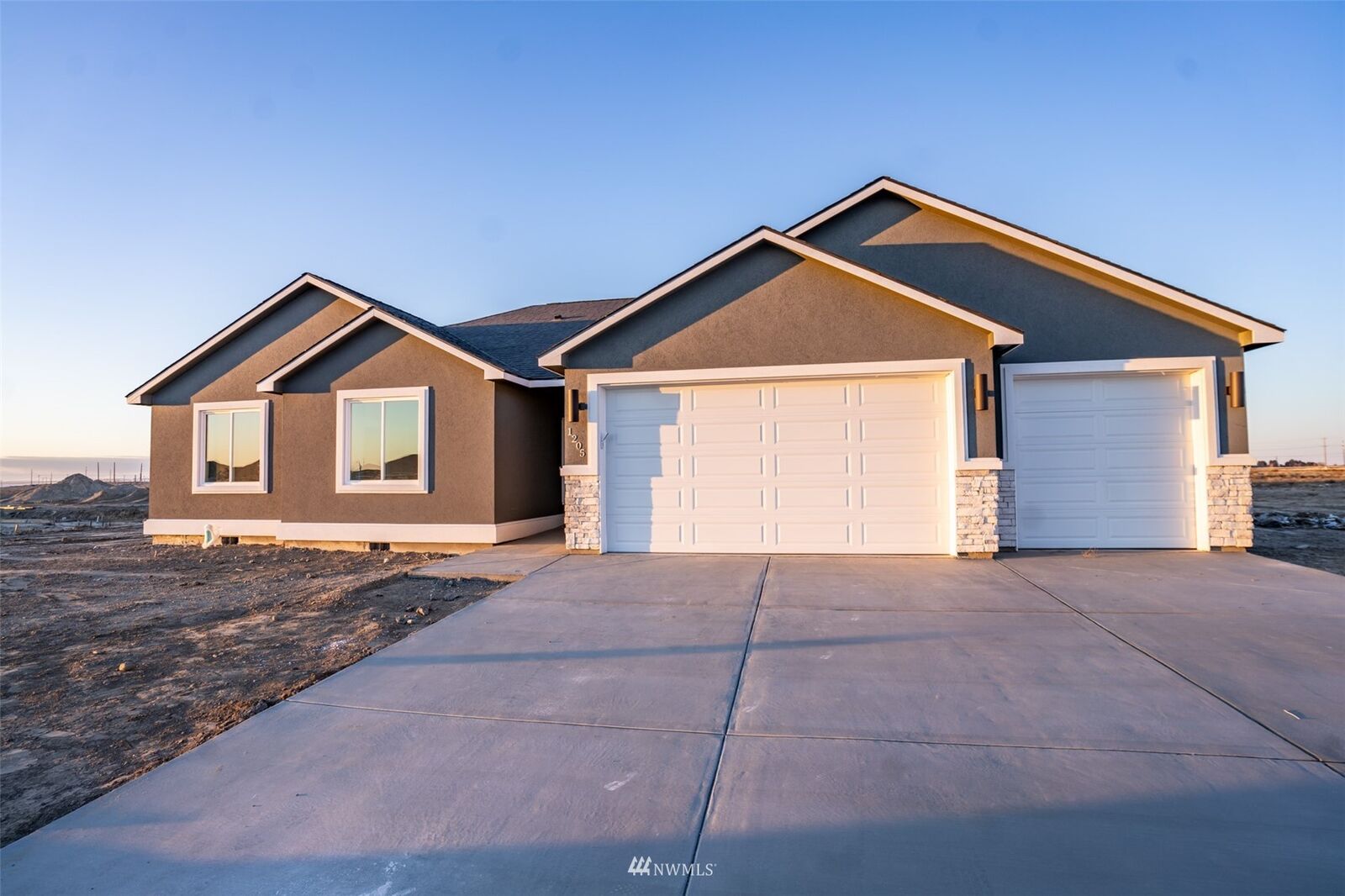 Property Photo:  1305 E Mt Baker Street SW  WA 99344 