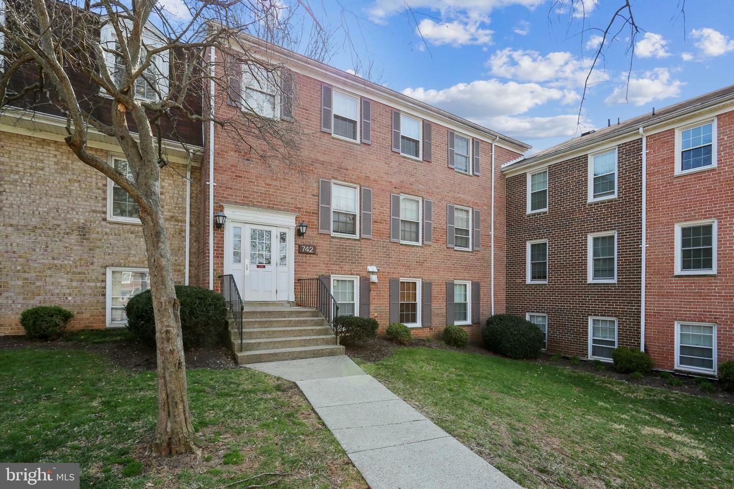 Property Photo:  742 Quince Orchard Boulevard 742-20  MD 20878 