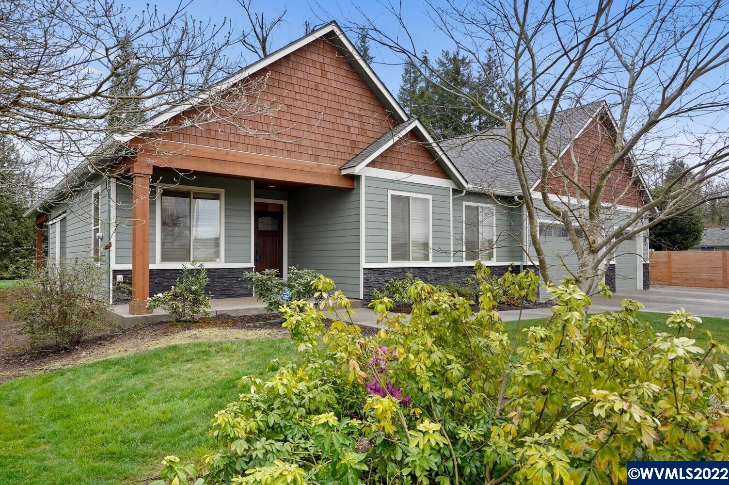 Property Photo: 448 W Burnett St OR 97383