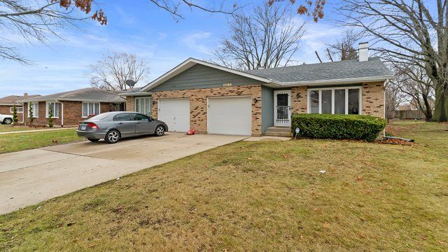 Property Photo: 1086 Hiawatha Drive IL 60120