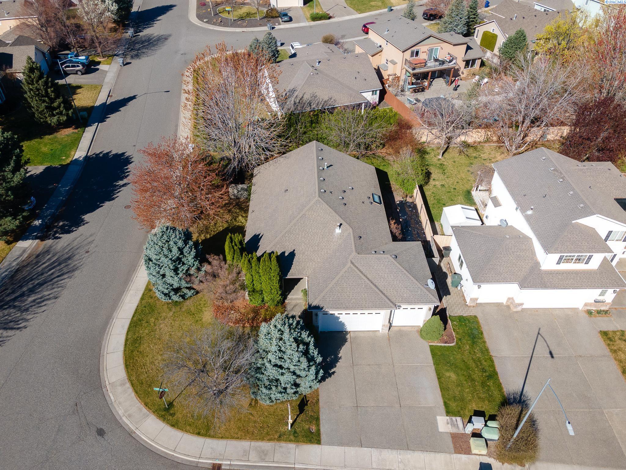 Property Photo: 2615 Saguaro Way WA 99354-2175