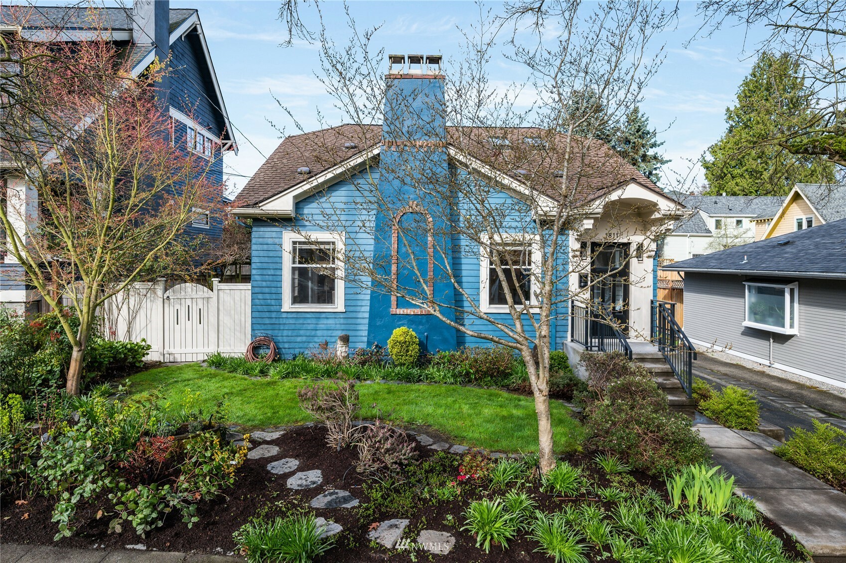 Property Photo:  1811 3rd Avenue N  WA 98109 