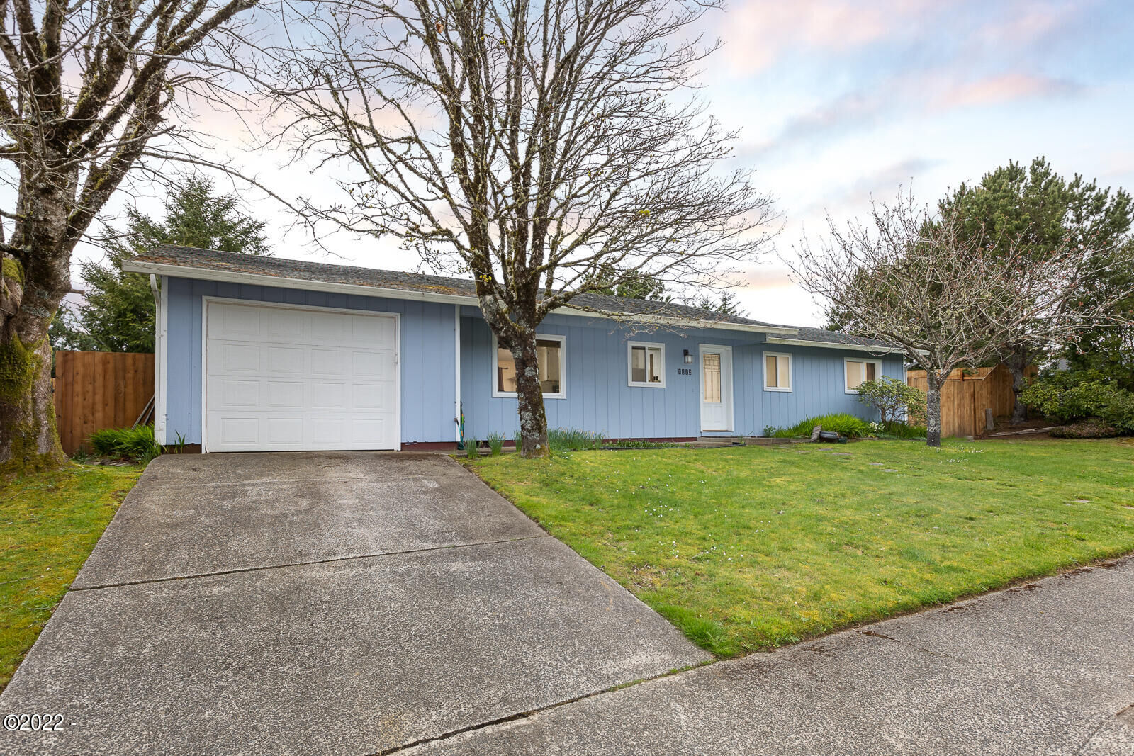 Property Photo: 1112 SE Galley Court OR 97367