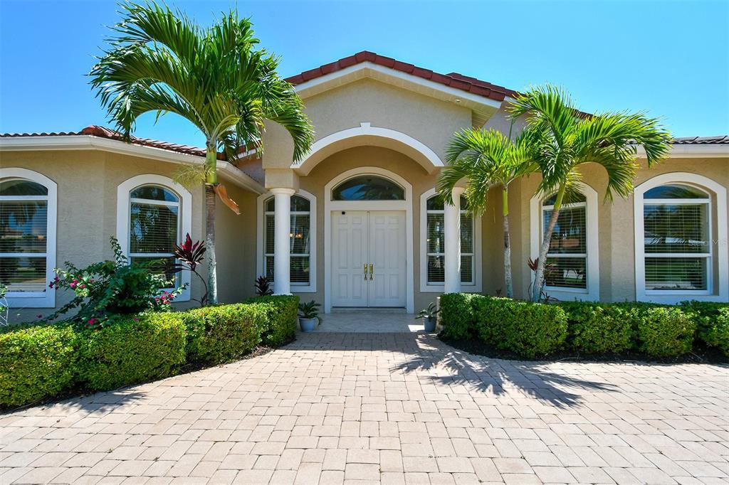 Property Photo: 530 Yardarm Lane FL 34228