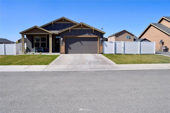 Property Photo:  921 NE Willow Avenue  WA 98848 