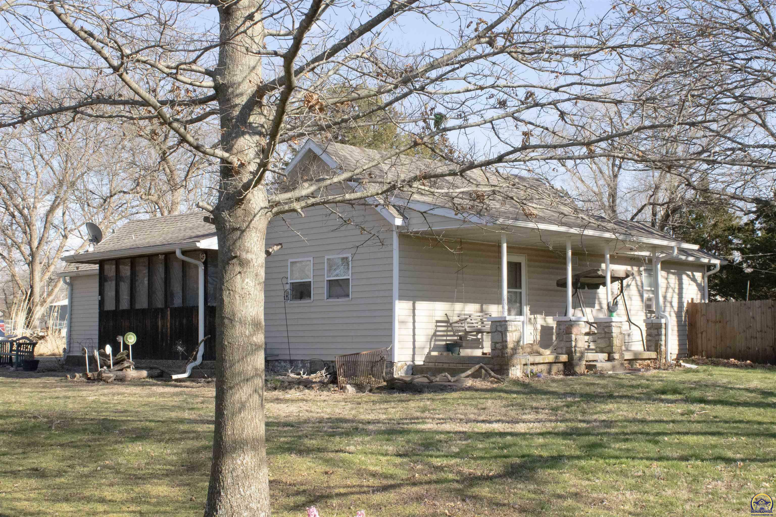 Property Photo:  305 S Center St  KS 66414 