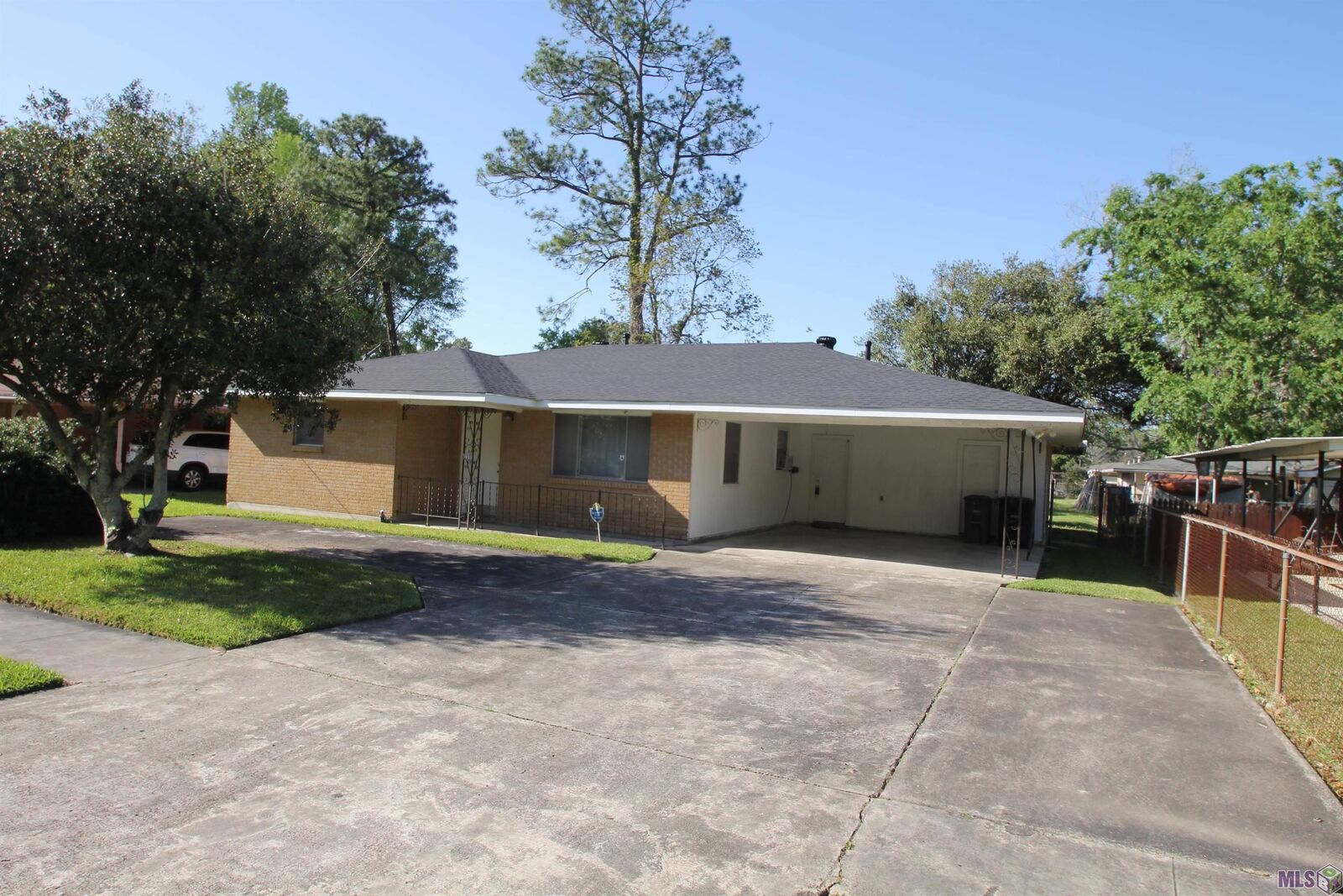 Property Photo:  7665 Gov Derbigny Dr  LA 70811 