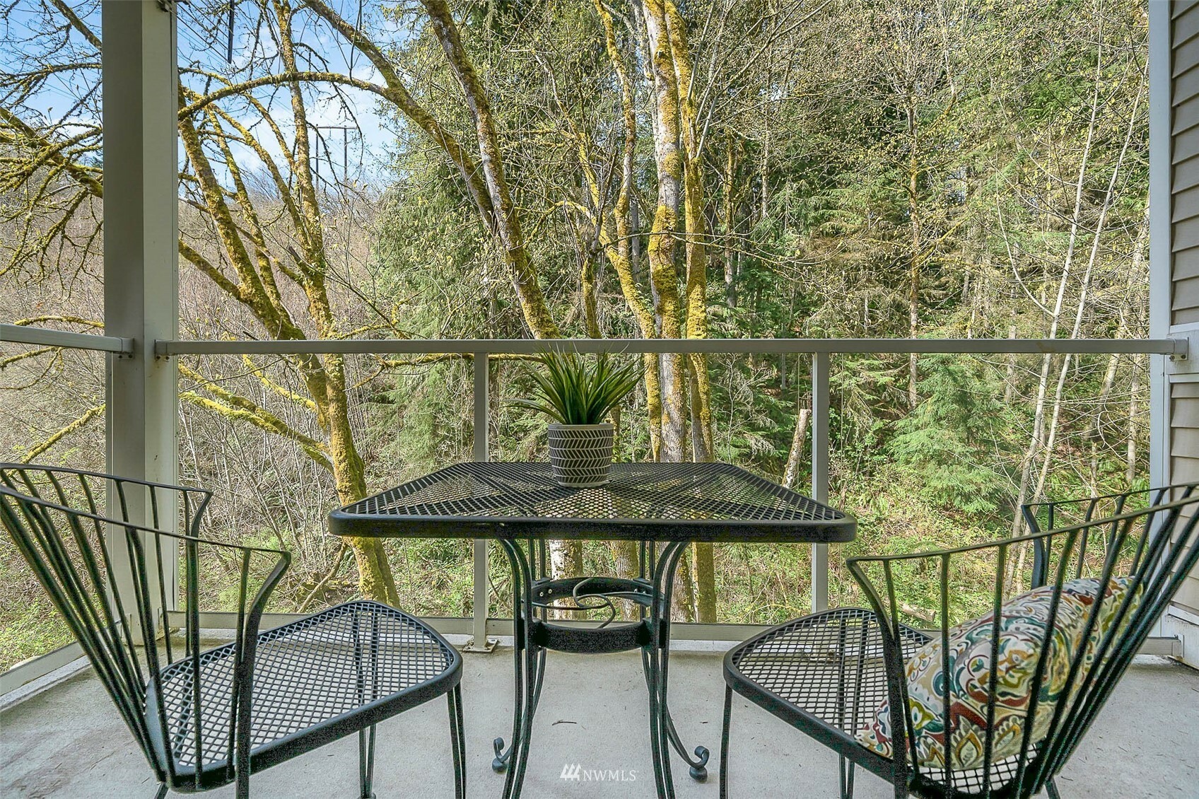 Property Photo:  825 Harrington Place SE 1147  WA 98058 