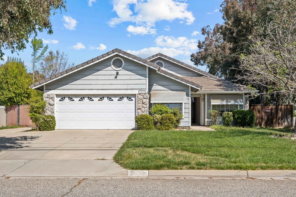 Property Photo: 1039 2nd Pl Place CA 92320