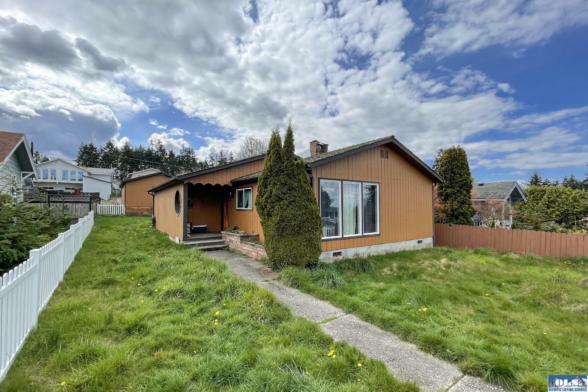 Property Photo: 1906 W 6th WA 98362