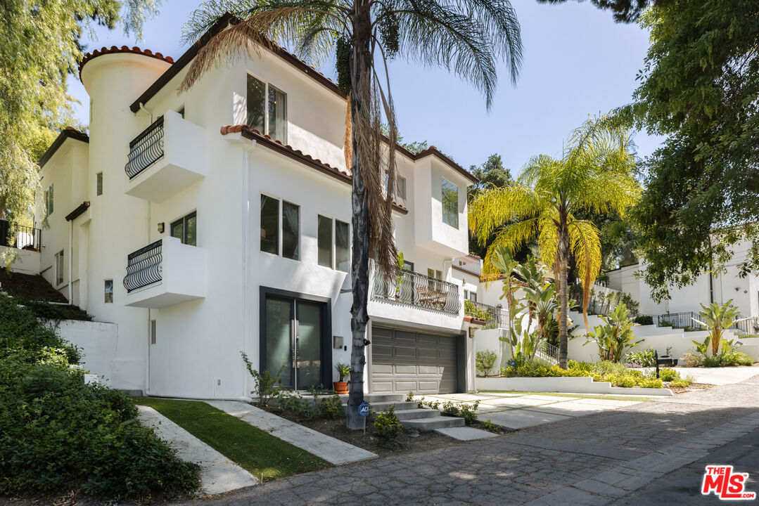 Property Photo:  5070   Tendilla Ave  CA 91364 