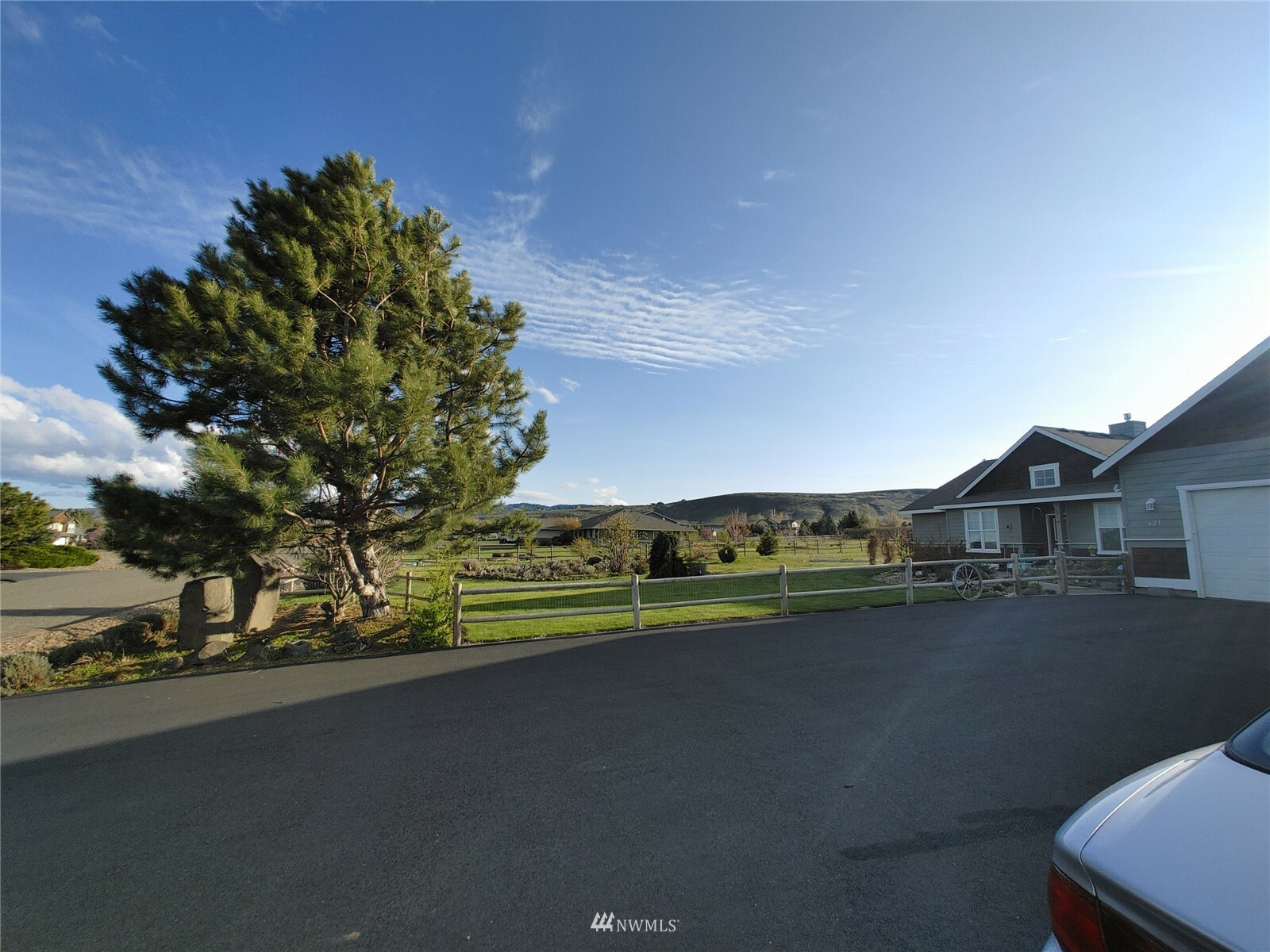 Property Photo:  421 Meadow View Drive  WA 98926 