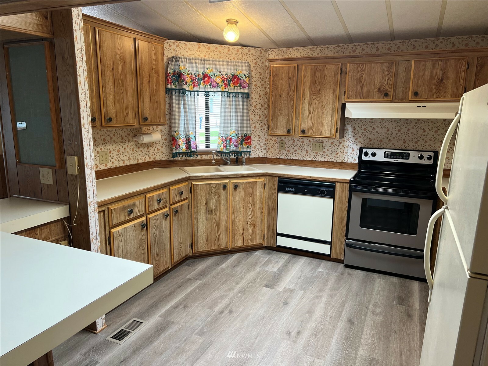 Property Photo: 707 37th Street SE 19 WA 98002