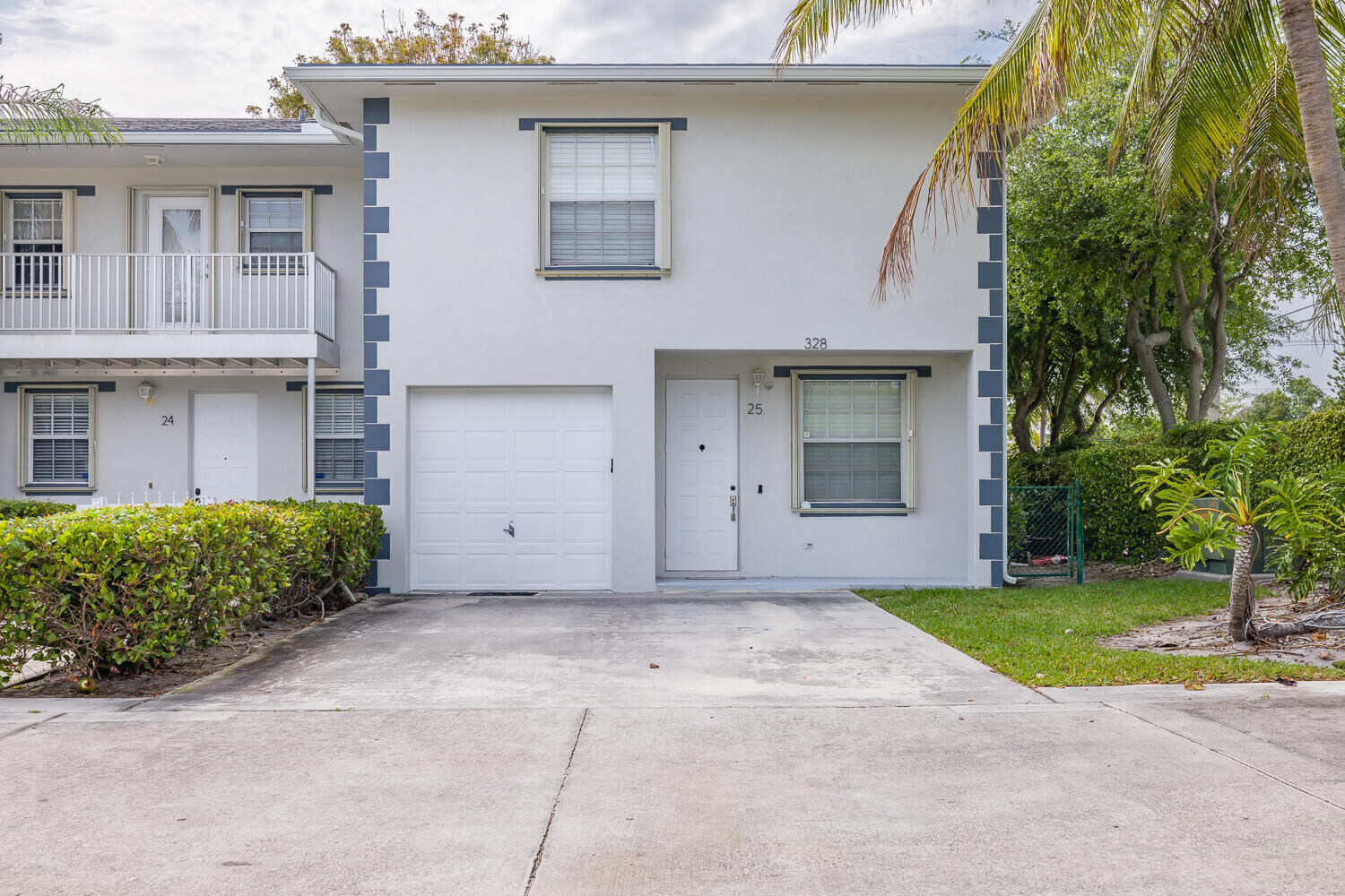 Property Photo:  328 W Pine Street 25  FL 33462 