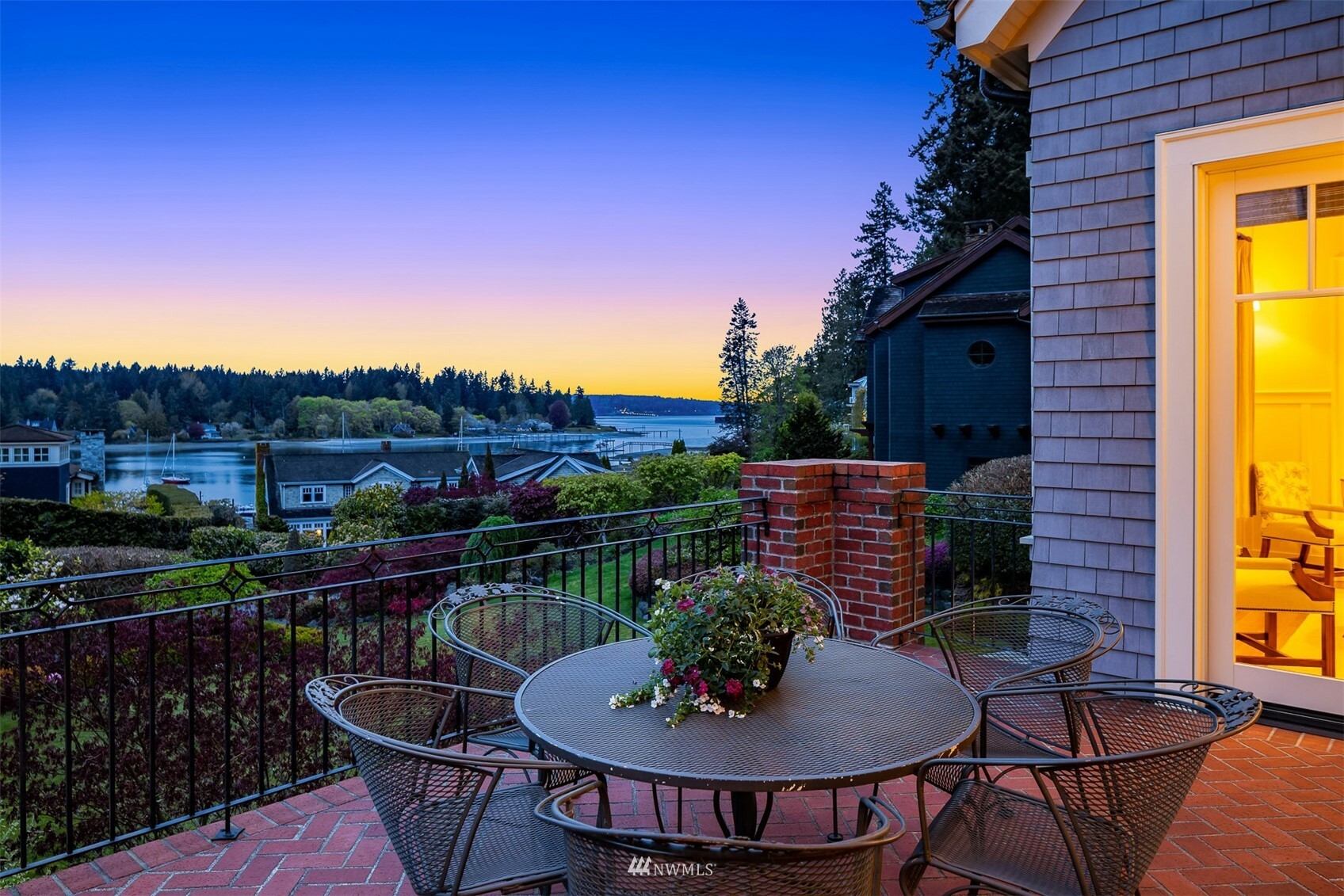 Property Photo:  9290 Allens Cove Lane NE  WA 98110 