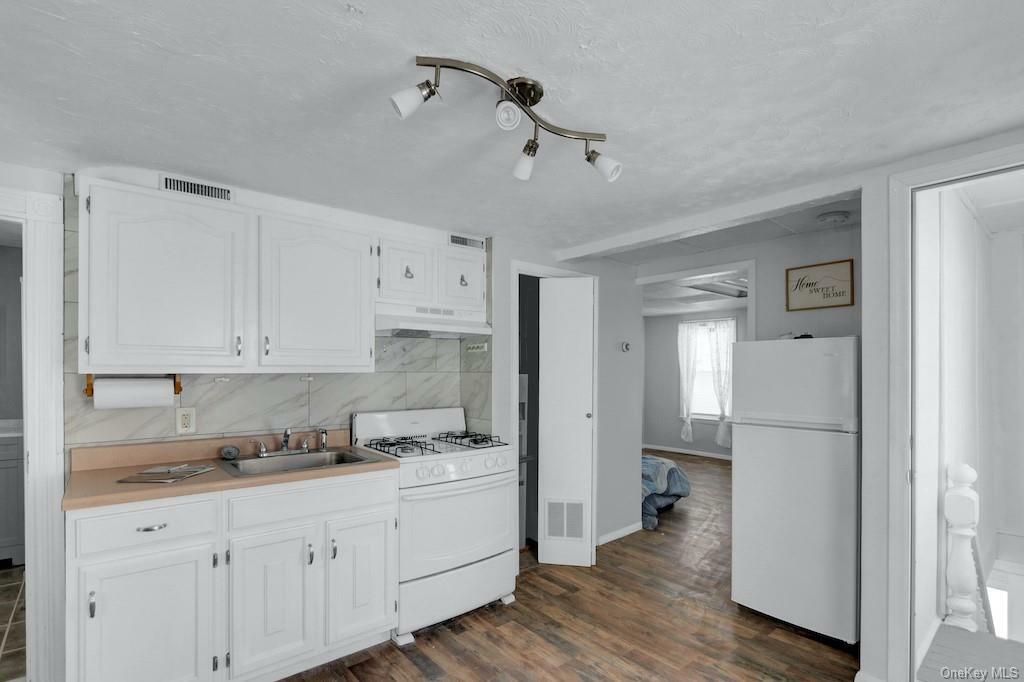 Property Photo:  255 North Street  NY 10940 