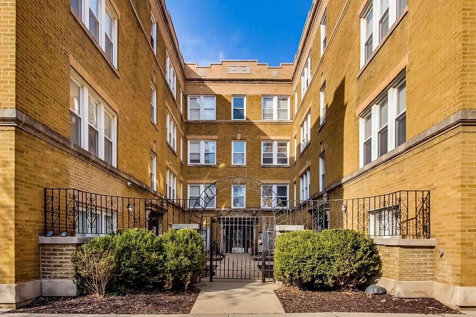 Property Photo:  1434 W Roscoe Street 1  IL 60657 