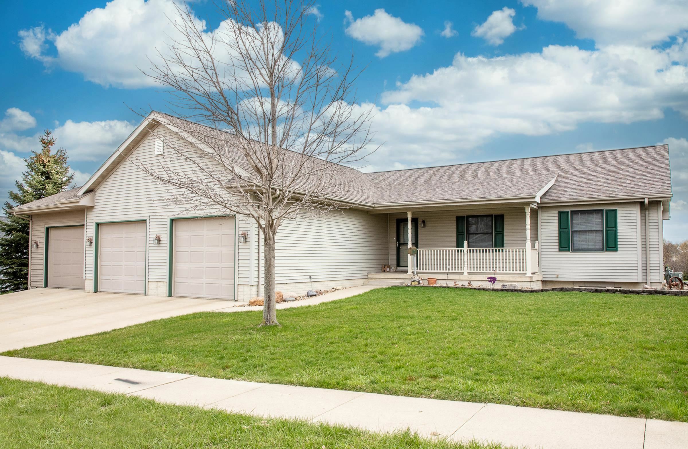 Property Photo:  1401 1st St SE  IA 50677 