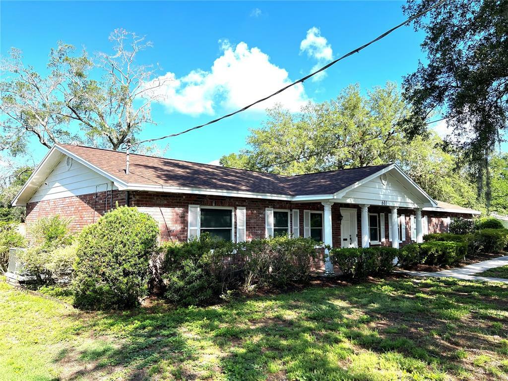 Property Photo:  601 W Sylvan Drive  FL 33510 