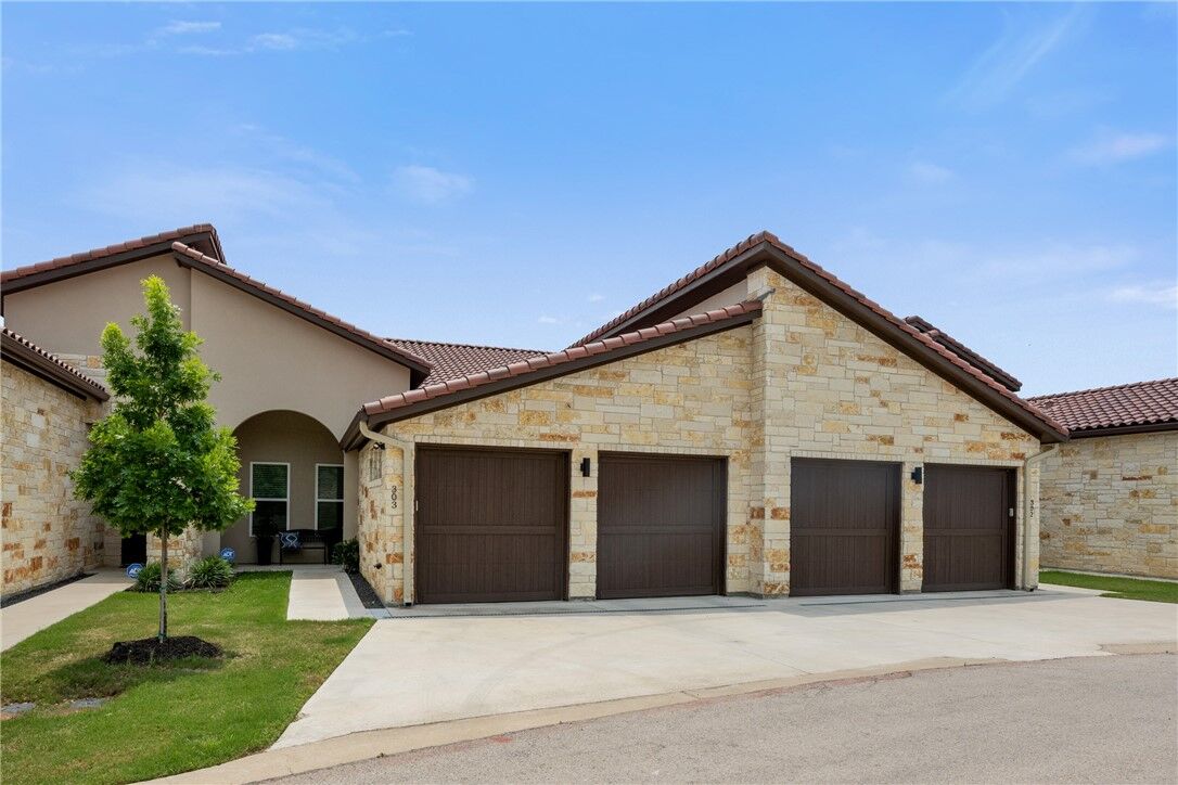 Property Photo:  2601 N Quinlan Park Road 303  TX 78732 